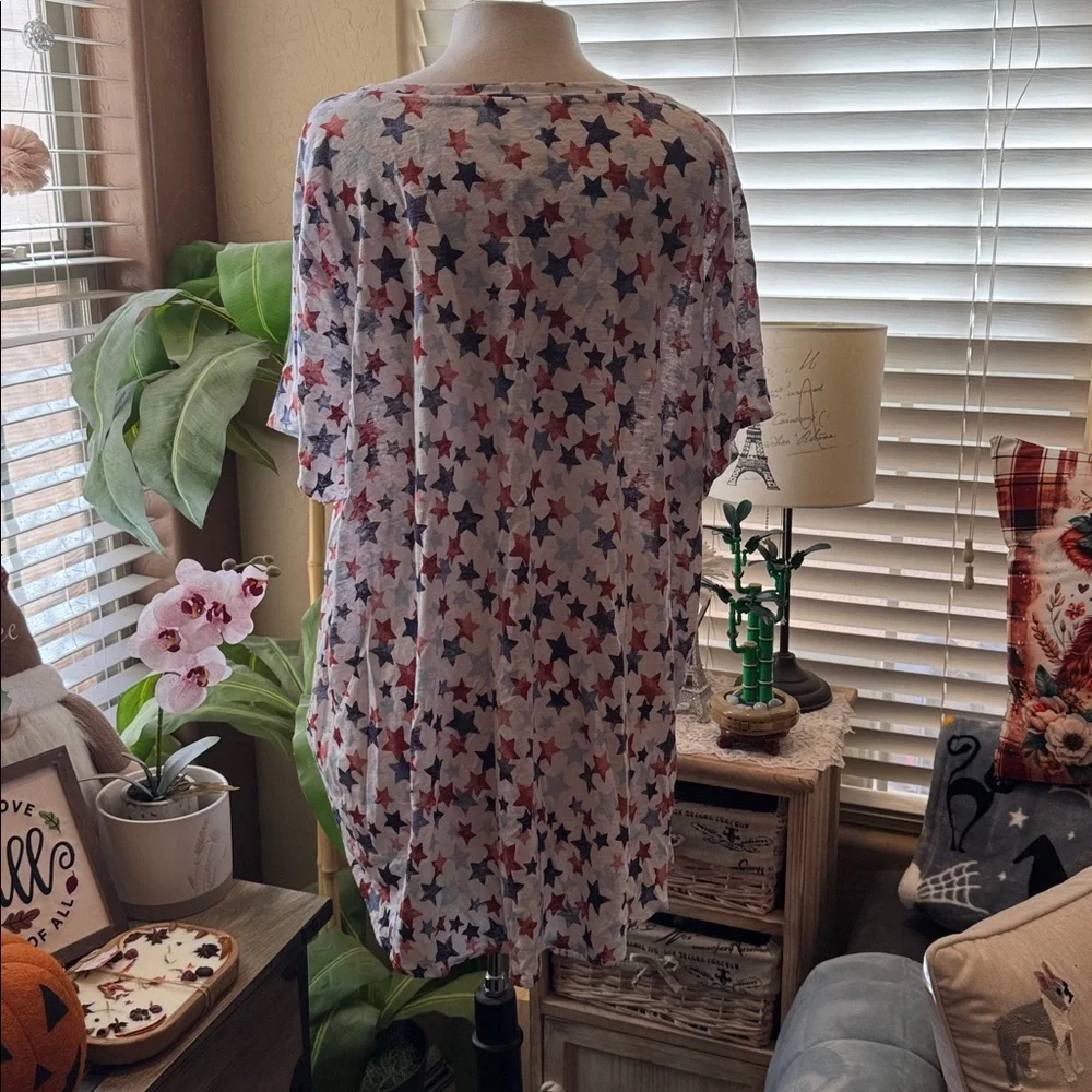 C&C Star Patterned V-Neck Top - Picture 2 of 3